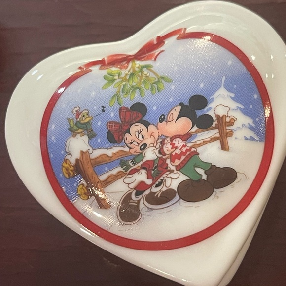 Set of two Disney ceramic trinkets. - Picture 5 of 11